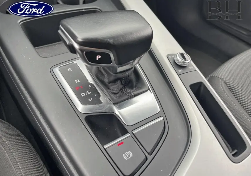 Le levier de vitesses automatique noir et argenté vu en gros plan dans l'habitacle d'une Audi A4 Avant blanc glacier.