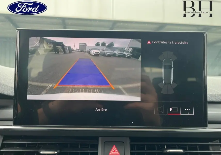 Écran central montrant la caméra de recul avec guidage de trajectoire sur Audi A4 Avant blanc glacier, vue intérieure.