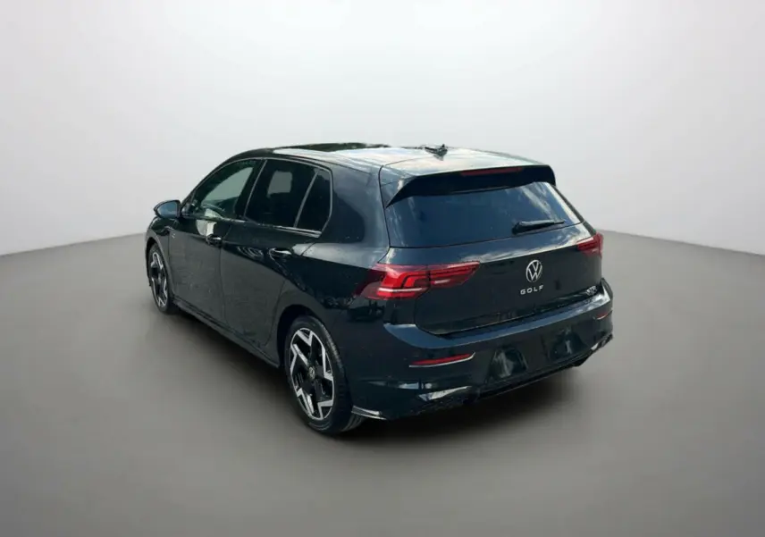 Volkswagen Golf E-TSI 150 R-Line noir ébène vue 3/4 arrière droit avec jantes alu 18 pouces noires.