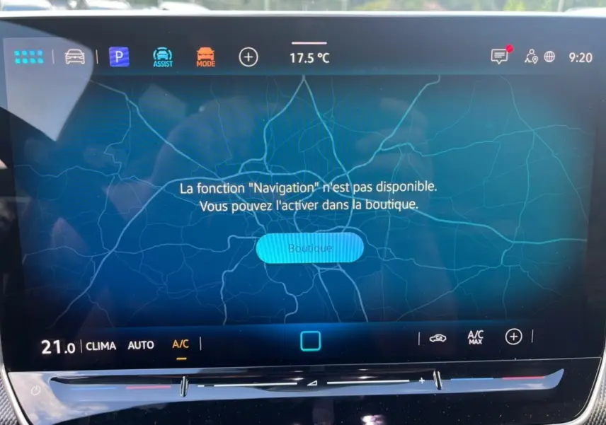Écran tactile central de la Volkswagen Golf E-TSI 150 R-Line, affichant un message d'activation de navigation.