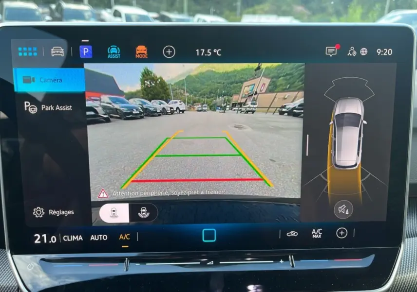 Écran tactile intérieur montrant la caméra de recul et l’assistance au stationnement d’une Volkswagen Golf noir ébène.