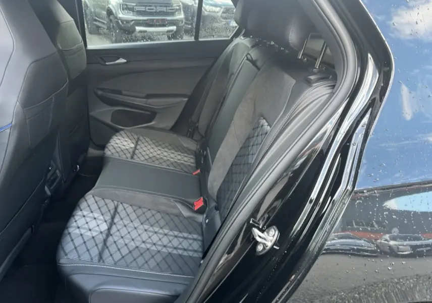 Vue côté gauche de la banquette arrière en tissu noir et gris de la Volkswagen Golf E-TSI 150 DSG R-Line Edition 2026.