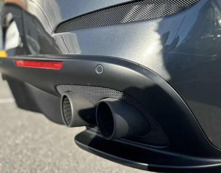 Gros plan sur la sortie d'échappement arrière droite d'une Ferrari GTC4 Lusso gris foncé 2017.