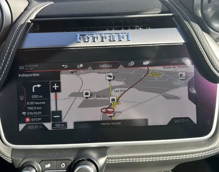 Tableau de bord de Ferrari GTC4 Lusso 2017 avec écran tactile de navigation et logo Ferrari en vue frontale intérieure.