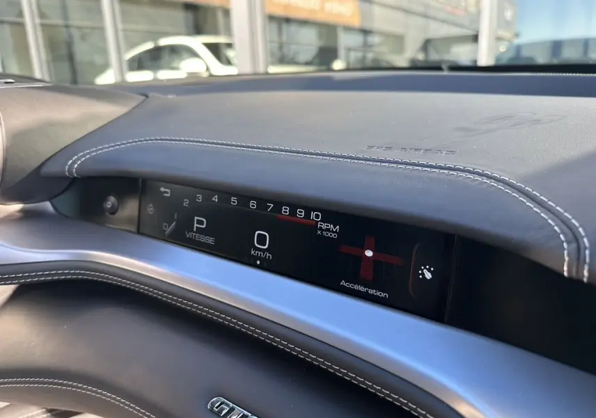 Tableau de bord de Ferrari GTC4 Lusso 2017 en cuir gris foncé avec écran digital affichant vitesse et RPM.