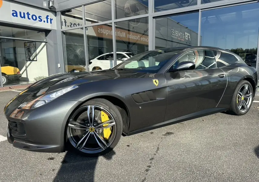 Ferrari GTC4 Lusso gris foncé vue de profil côté gauche, avec étriers de frein jaunes et jantes sport.