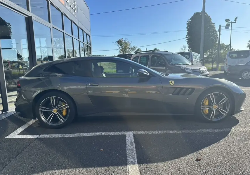 Profil côté gauche d'une Ferrari GTC4 Lusso gris foncé 2017 avec étriers de frein jaunes et logo Ferrari visible.