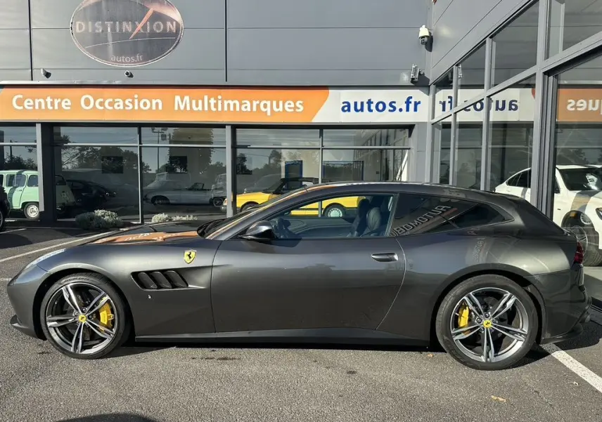 Profil côté gauche d'une Ferrari GTC4 Lusso gris foncé de 2017 avec jantes sport et étriers de frein jaunes.