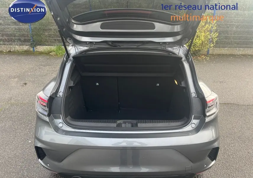 Vue arrière ouverte sur le coffre d'une Renault Clio TCE 90CH X-TRONIC gris schiste métal, année 2024.