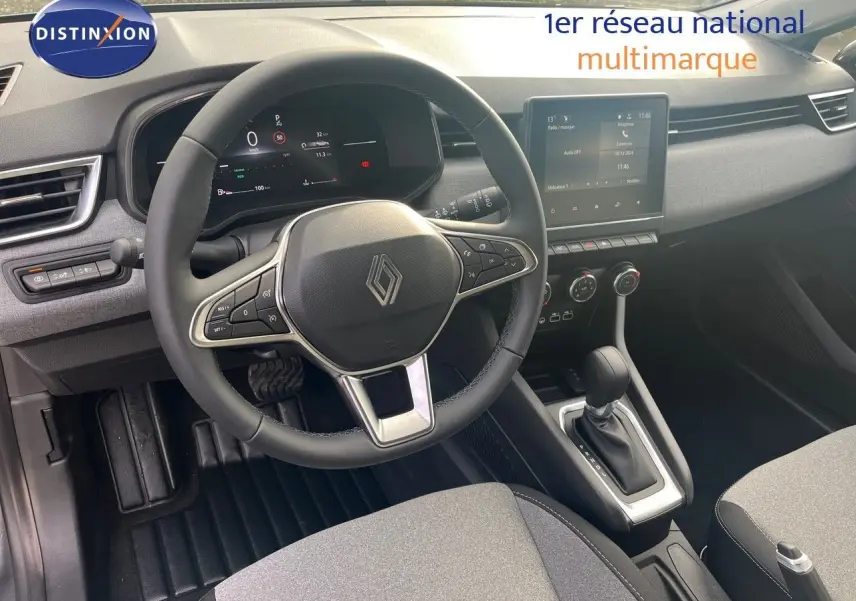 Vue intérieure avant de la Renault Clio 2024 TCE 90CH X-TRONIC avec volant multifonction et console centrale moderne.