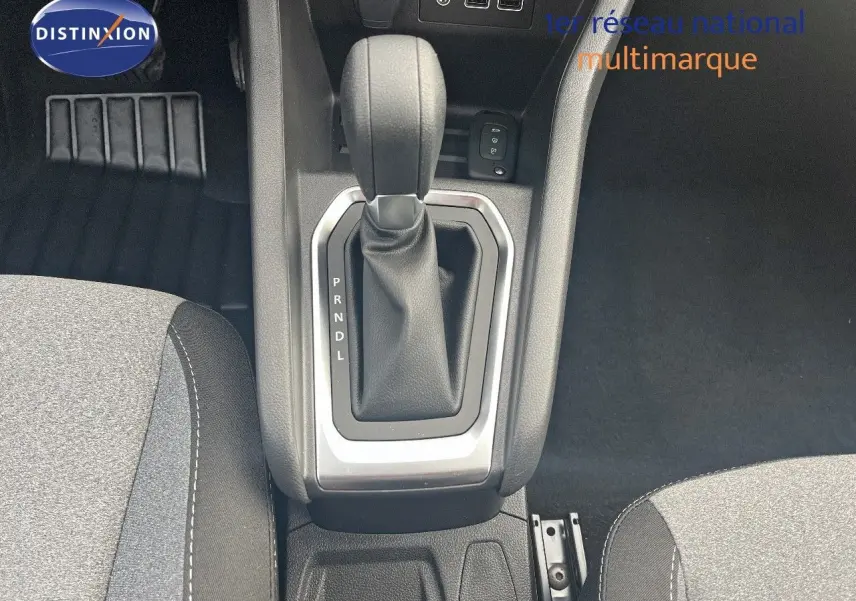 Le levier de vitesses automatique de la Renault Clio TCE 90CH X-TRONIC en gros plan, avec sellerie tissu gris.