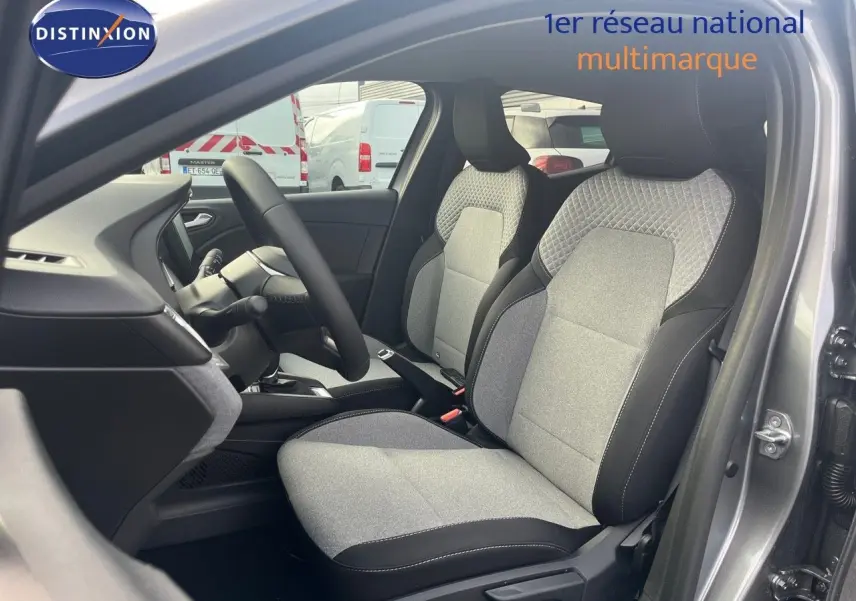 Intérieur de la Renault Clio 2024 gris schiste, vue côté gauche sur les sièges avant en tissu gris et noir.