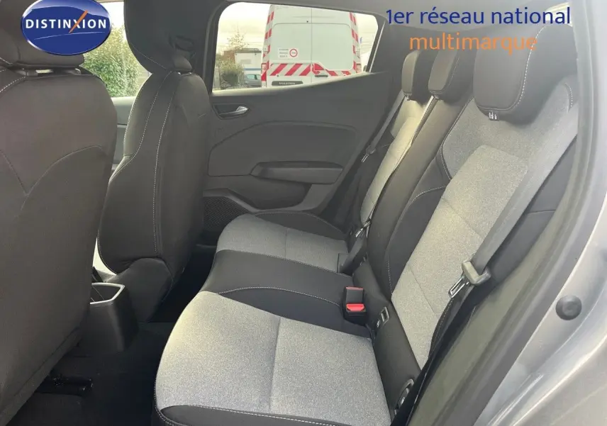 Vue intérieure côté droit des sièges arrière en tissu gris et noir de la Renault Clio TCE 90CH X-TRONIC 2024 gris schiste métal.