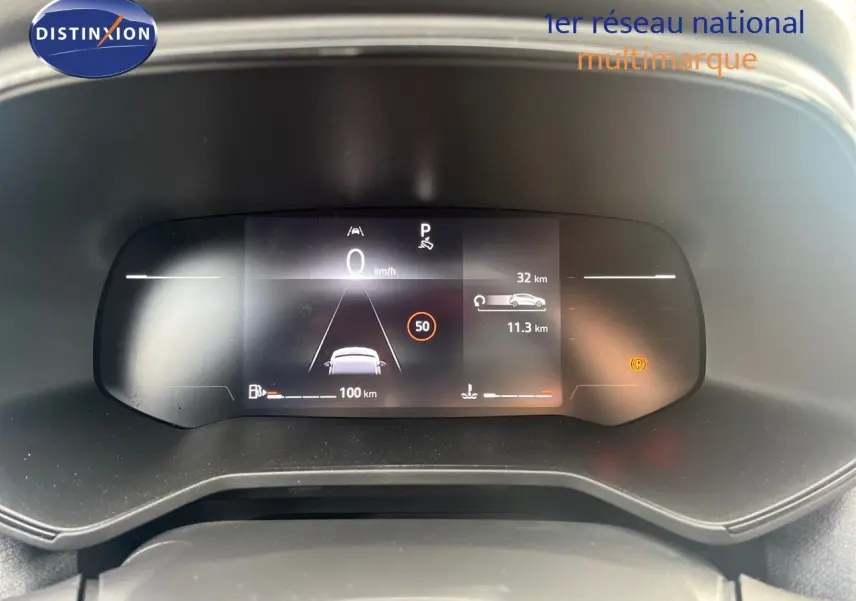 Affichage numérique du tableau de bord de la Renault Clio TCE 90CH X-TRONIC 2024 montrant la vitesse à 0 km/h et l'autonomie.