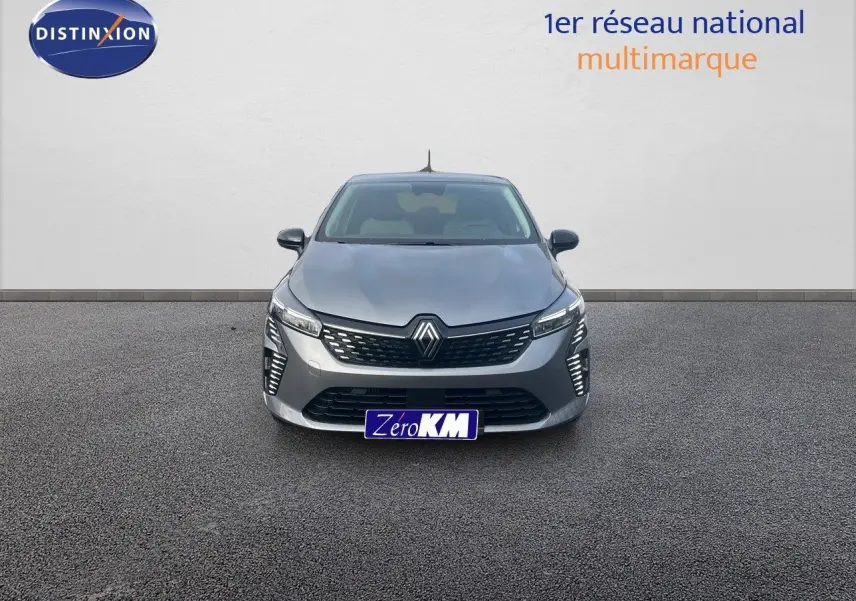 Vue frontale d'une Renault Clio TCE 90CH X-TRONIC TECHNO gris schiste métal avec feux LED allumés sur fond neutre.