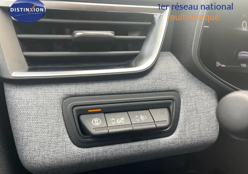 Détail du tableau de bord gris clair de la Renault Clio TCe 90ch X-Tronic avec commandes d'éclairage et ventilation.
