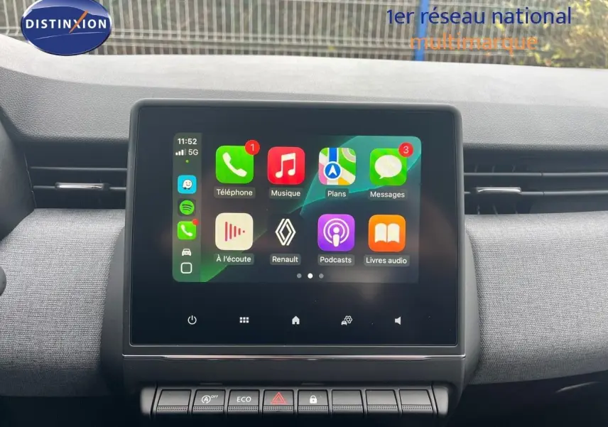 Écran tactile central allumé dans l'habitacle de la Renault Clio gris schiste, vue frontale du tableau de bord.