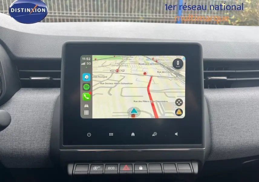 Écran tactile central avec navigation active dans l'habitacle gris d'une Renault Clio 2024 TCe 90ch X-Tronic.