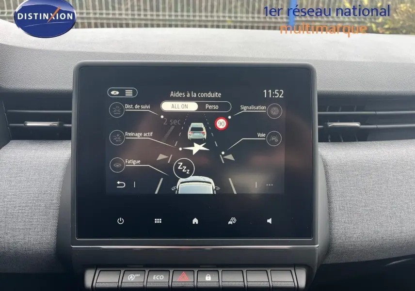 Écran central tactile de la Renault Clio 2024 affichant les aides à la conduite dans un intérieur gris et noir.