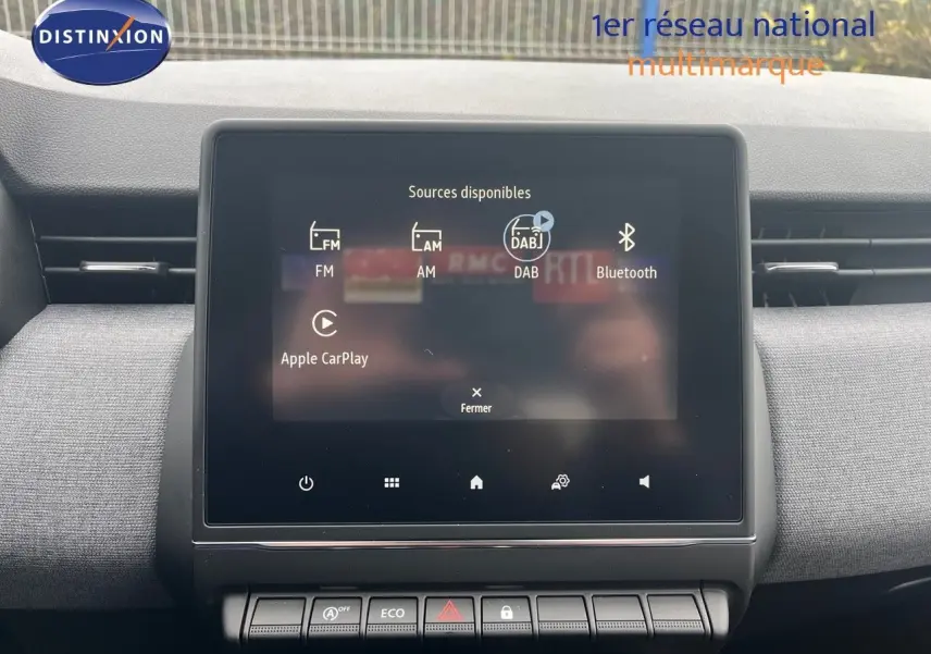 Écran tactile central de la Renault Clio TCe 90ch X-Tronic Tech 2024, affichant les sources audio disponibles.