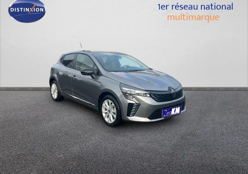 Renault Clio TCe 90 gris schiste, vue 3/4 avant droit, avec calandre moderne et feux LED distinctifs.