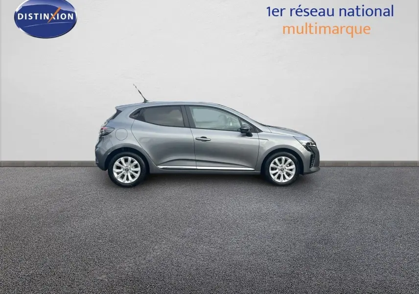 Profil droit d'une Renault Clio 2024 gris schiste métal, compacte et moderne, sur fond neutre extérieur.