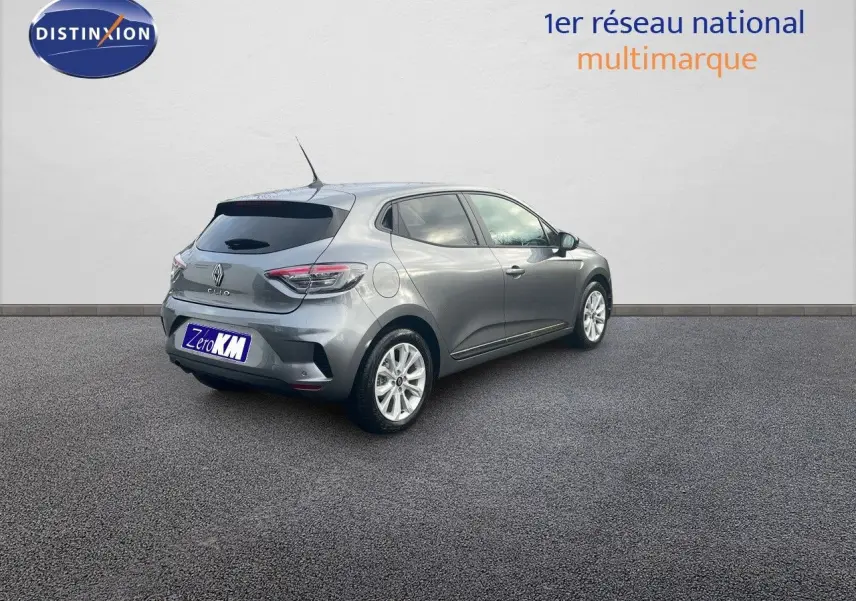 Renault Clio TCE 90CH X-TRONIC gris schiste métal vue 3/4 arrière côté droit sur sol bitumé.