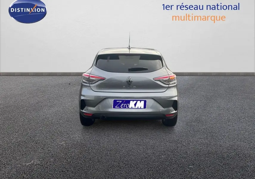 Vue arrière d'une Renault Clio 2024 gris schiste métal, avec feux LED et plaque d'immatriculation Zero KM visible.