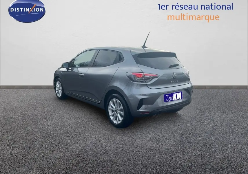 Renault Clio gris schiste métal vue 3/4 arrière côté gauche, avec feux arrière LED et jantes biton 16 pouces.