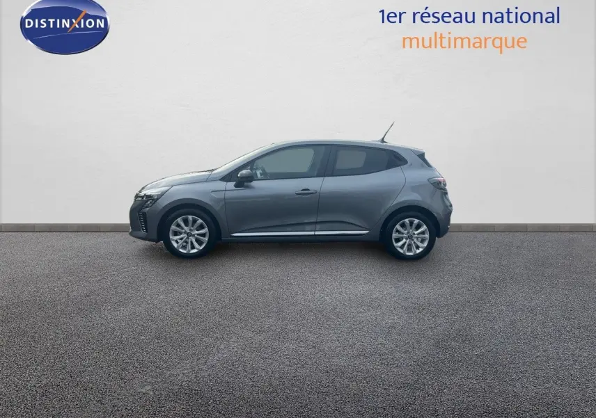 Profil droit d'une Renault Clio 2024 gris schiste métal, compacte et moderne avec jantes alliage biton.