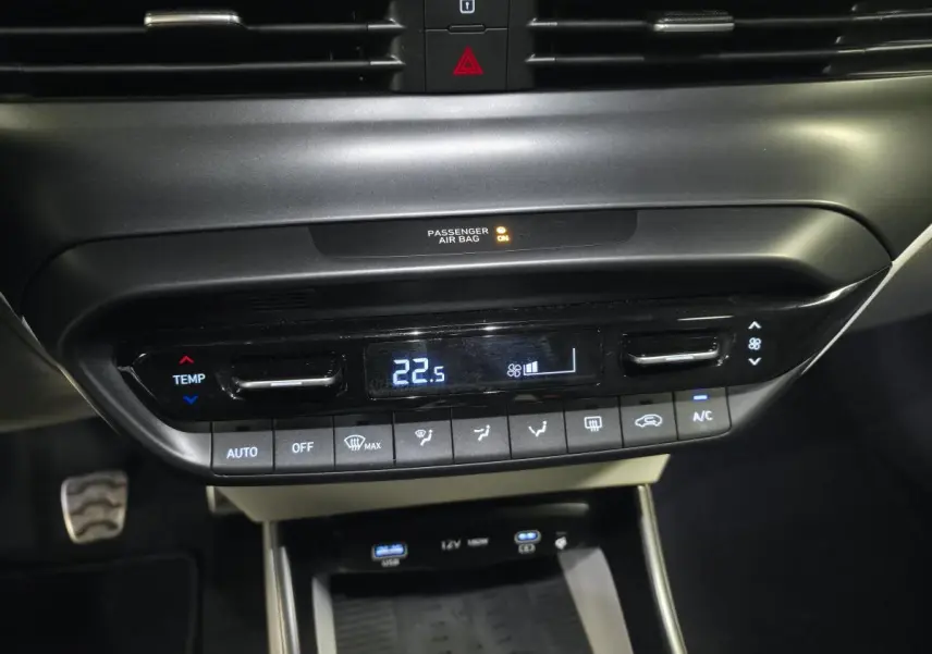 Vue rapprochée de la console centrale noire du Hyundai Bayon 2025, affichant la climatisation automatique à 22,5°C.