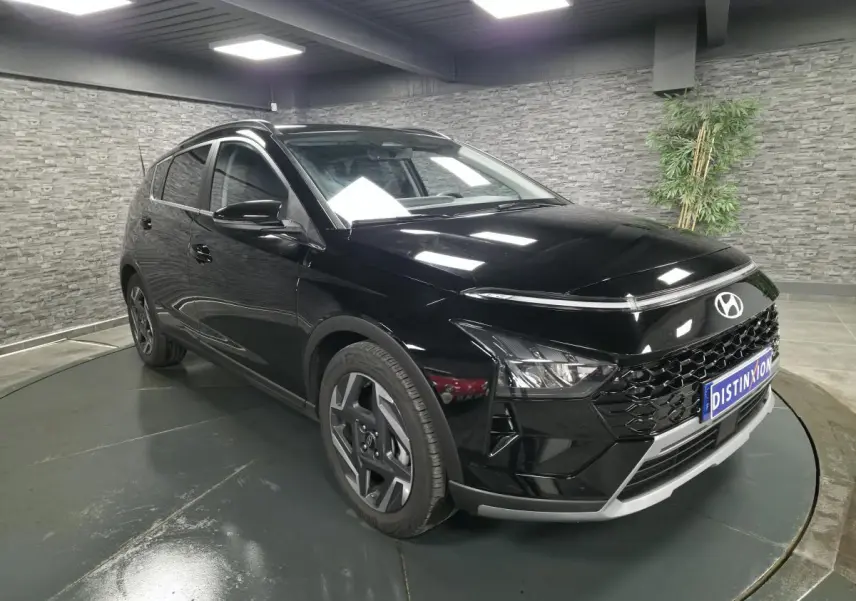 Hyundai Bayon noir métallisé vue 3/4 avant droit avec calandre noire laquée et jantes alliage 17 pouces.