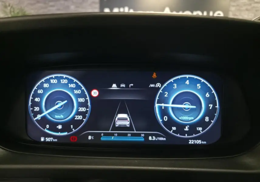 Tableau de bord numérique de Hyundai Bayon 2025 affichant vitesse, régime moteur et aides à la conduite.