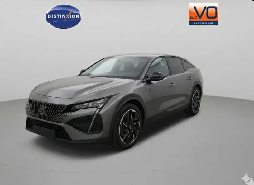 Peugeot 408 Hybrid gris en 3/4 avant droit, avec jantes alliage 19 pouces et calandre distinctive GT.