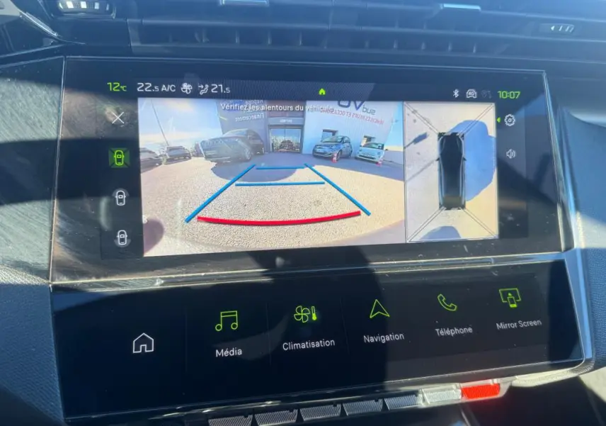 Écran central du tableau de bord montrant la caméra de recul et l'affichage 360° du Peugeot 408 Hybrid gris 2024.