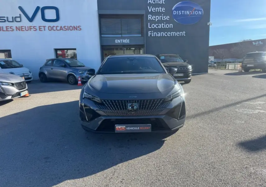 Vue avant d'une Peugeot 408 gris métallisé avec calandre distinctive et jantes alliage 19 pouces, stationnée en extérieur.