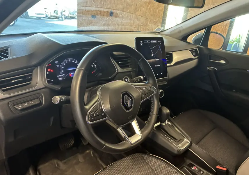 Intérieur du Renault Captur 1.3 TCE 140 Intens 2021, vue côté conducteur sur le volant, tableau de bord et écran tactile vertical.