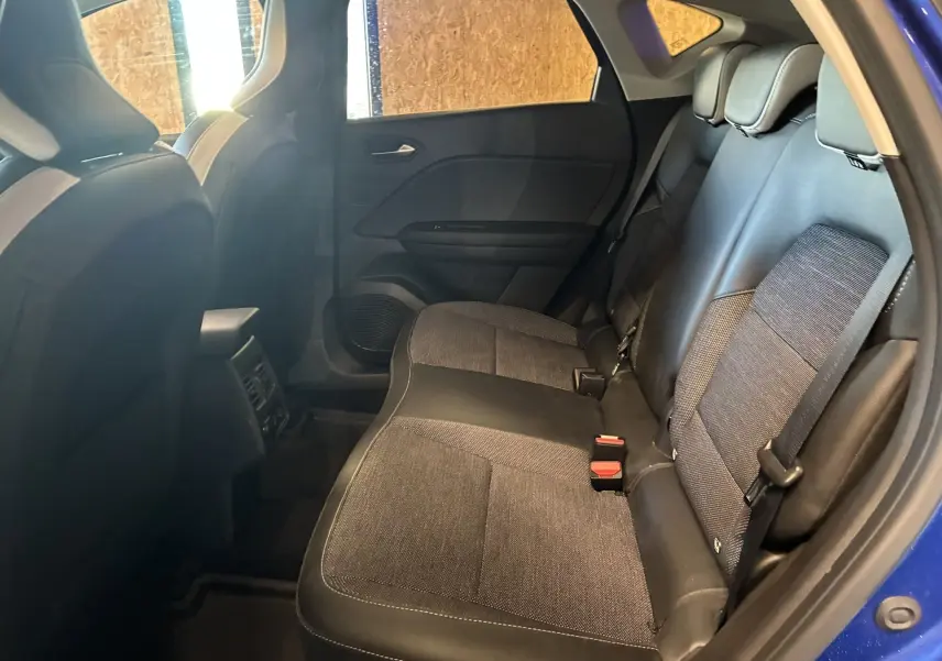 Vue intérieure côté droit des sièges arrière en tissu noir et gris du Renault Captur bleu 2021, version Intens.