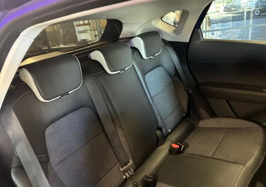 Vue intérieure arrière du Renault Captur 1.3 TCE 140 Intens 2021, sièges tissu noir avec surpiqûres blanches.