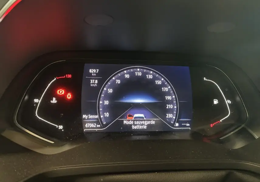 Tableau de bord numérique du Renault Captur bleu 1.3 TCE 140 Intens, affichant la vitesse et alertes batterie.