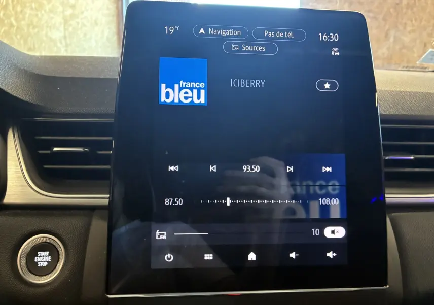 Écran tactile central du tableau de bord du Renault Captur 2021 affichant la radio France Bleu à 16h30.