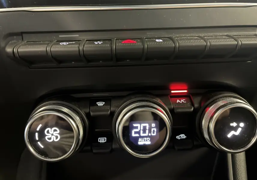 Gros plan sur les commandes de climatisation automatique du Renault Captur 1.3 TCE 140 Intens, affichant 20°C.