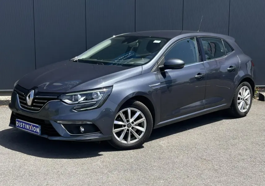 Renault Mégane IV BluedCi 115 Intens gris titanium vue 3/4 avant, avec jantes 16 pouces et calandre distinctive.