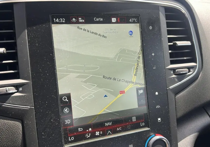 Vue rapprochée de l’écran tactile 8,7 pouces du système de navigation R-Link 2 de la Renault Mégane IV Gris Titanium.