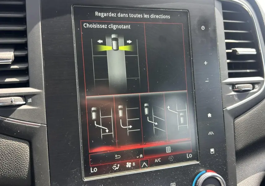 Écran tactile 8,7" du Renault Mégane IV Intens 2020 montrant l'assistance Easy Park et choix du clignotant.