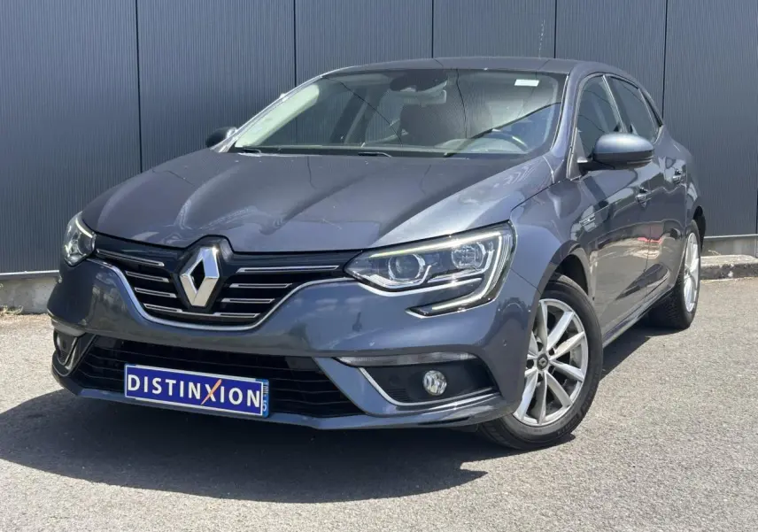Renault Mégane IV Gris Titanium vue 3/4 avant droit, avec phares LED et jantes alliage 16 pouces.