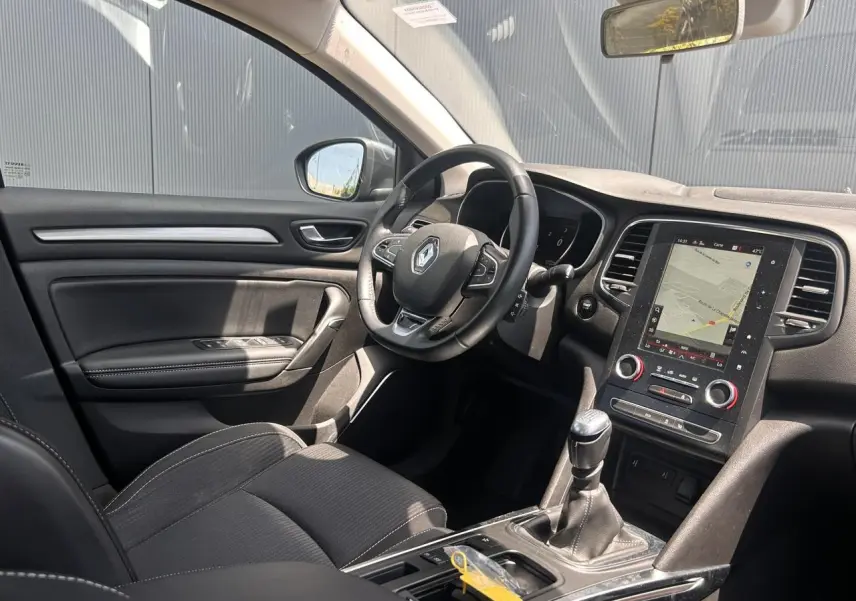 Vue intérieure côté conducteur de la Renault Mégane IV Intens 2020 avec écran tactile 8,7 pouces et volant cuir Nappa.