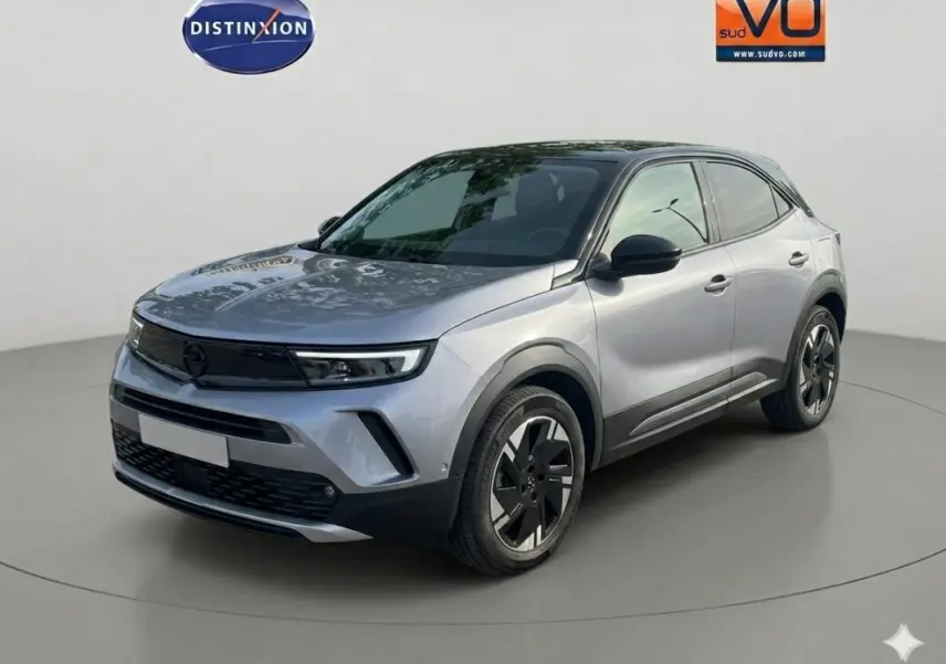 Vue 3/4 avant droit d'un Opel Mokka électrique gris avec jantes alliage 17 pouces et vitres surteintées.
