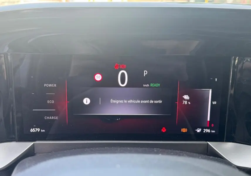 Affichage numérique du tableau de bord de l'Opel Mokka électrique 2025, montrant l'autonomie et la vitesse à 0 km/h.