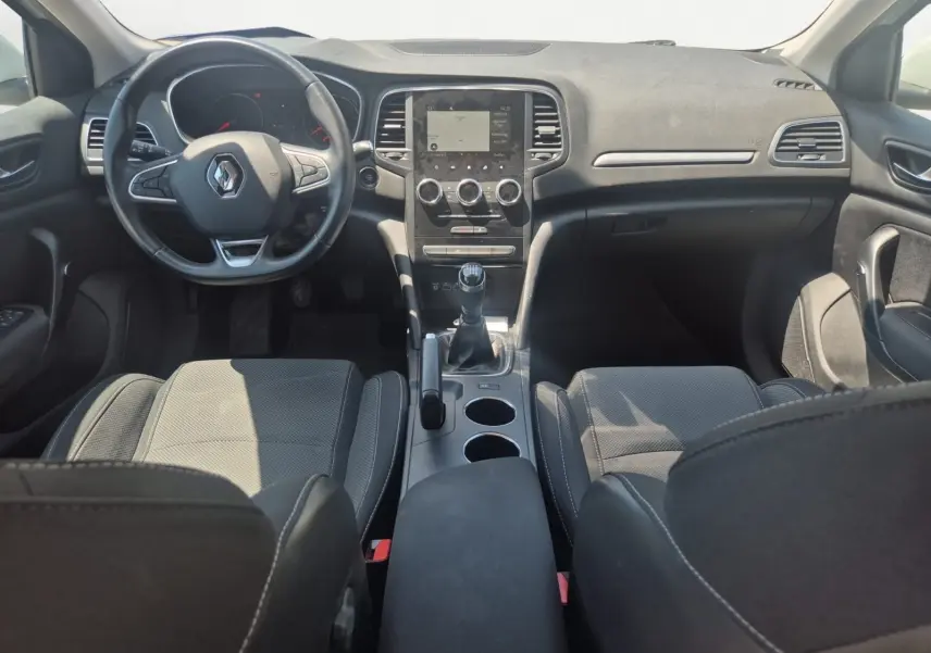 Vue intérieure côté droit des sièges arrière en tissu noir de la Renault Mégane 1.5 Blue dCi 115 Evolution 2022 blanche.